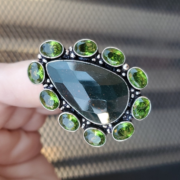 New Oversized Faceted Bloodstone and Peridot 925 Silver Ring. - Picture 8 of 16